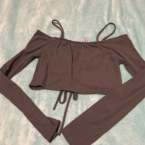 A gray long sleeve off the shoulder cropped top shirt - Picture 3 of 3